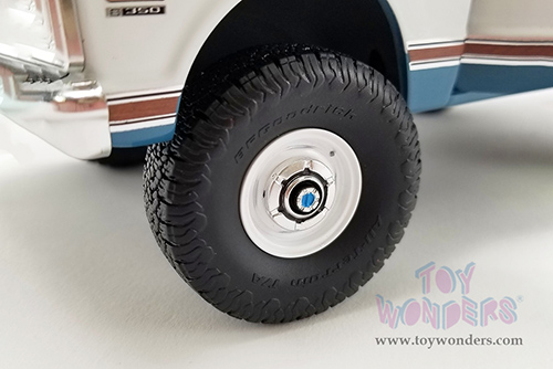 Acme - Chevrolet&reg; K5 Blazer - Lifted Version (1972, 1/18 scale diecast model car, Blue/White) A1807702