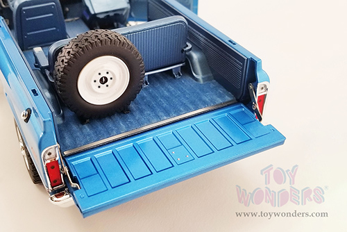 Acme - Chevrolet&reg; K5 Blazer  (1970, 1/18 scale diecast model car, Blue/White) A1807704