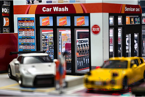 American Diorama X G-Fans - Japan Gas Station with LED Lights and 2 Figure Set (1/64 scale diorama model, Asstd.)  AD-710038GF