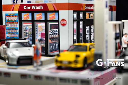 American Diorama X G-Fans - Japan Gas Station with LED Lights and 2 Figure Set (1/64 scale diorama model, Asstd.)  AD-710038GF