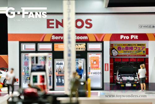 American Diorama X G-Fans - Japan Gas Station with LED Lights and 2 Figure Set (1/64 scale diorama model, Asstd.)  AD-710038GF