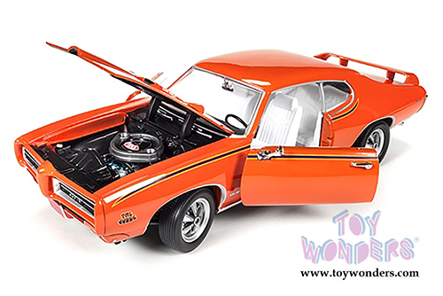 Auto World - Pontiac GTO Judge Hard Top (1969, 1/18 scale diecast model car, Orange) AMM1058