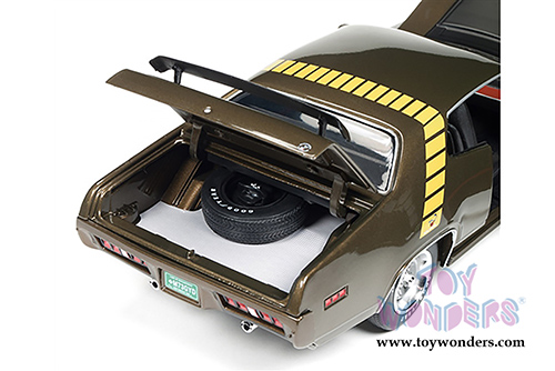 Auto World - Plymouth Road Runner Hard Top (1971, 1/18 scale diecast model car, Tawny Gold) AMM1063