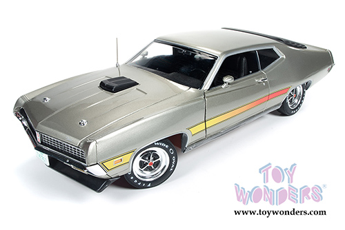 Auto World American Muscle - Ford Torino GT Hard Top (1971, 1/18 scale diecast model car, Light Pewter Metallic) AMM1074