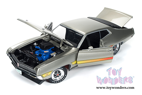 Auto World American Muscle - Ford Torino GT Hard Top (1971, 1/18 scale diecast model car, Light Pewter Metallic) AMM1074