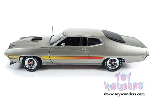 Auto World American Muscle - Ford Torino GT Hard Top (1971, 1/18 scale diecast model car, Light Pewter Metallic) AMM1074