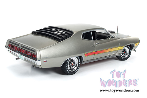 Auto World American Muscle - Ford Torino GT Hard Top (1971, 1/18 scale diecast model car, Light Pewter Metallic) AMM1074
