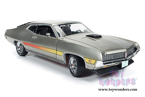 Auto World American Muscle - Ford Torino GT Hard Top (1971, 1/18 scale diecast model car, Light Pewter Metallic) AMM1074