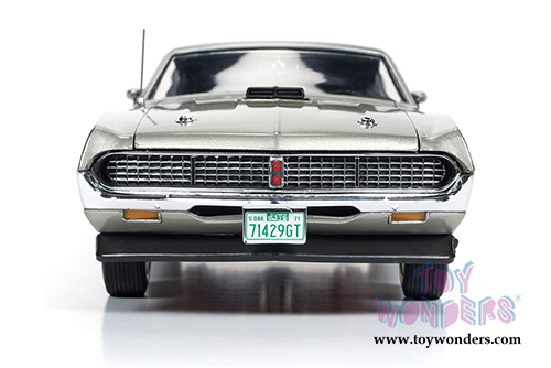 Auto World American Muscle - Ford Torino GT Hard Top (1971, 1/18 scale diecast model car, Light Pewter Metallic) AMM1074