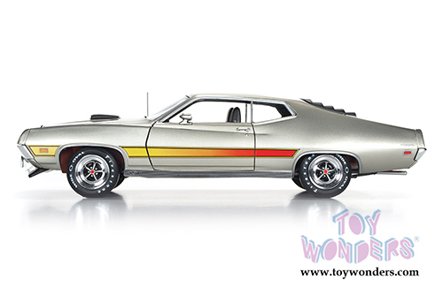Auto World American Muscle - Ford Torino GT Hard Top (1971, 1/18 scale diecast model car, Light Pewter Metallic) AMM1074