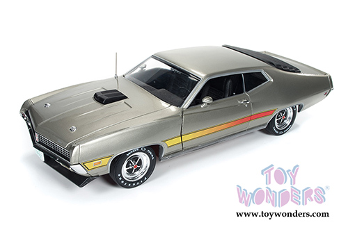 Auto World American Muscle - Ford Torino GT Hard Top (1971, 1/18 scale diecast model car, Light Pewter Metallic) AMM1074