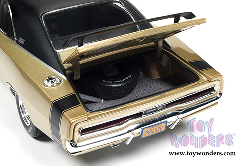 Auto World American Muscle - Dodge Charger R/T SE Hard Top (1970, 1/18 scale diecast model car, Gold) AMM1077