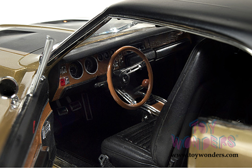 Auto World American Muscle - Dodge Charger R/T SE Hard Top (1970, 1/18 scale diecast model car, Gold) AMM1077