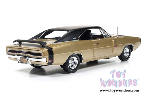 Auto World American Muscle - Dodge Charger R/T SE Hard Top (1970, 1/18 scale diecast model car, Gold) AMM1077