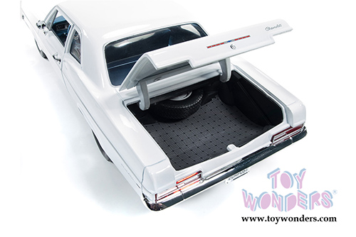 Auto World - Chevrolet Bel Air Hard Top (1966, 1/18 scale diecast model car, White) AMM1078