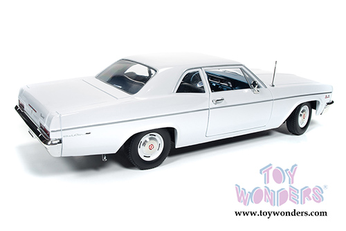 Auto World - Chevrolet Bel Air Hard Top (1966, 1/18 scale diecast model car, White) AMM1078