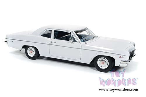 Auto World - Chevrolet Bel Air Hard Top (1966, 1/18 scale diecast model car, White) AMM1078