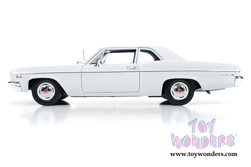 Auto World - Chevrolet Bel Air Hard Top (1966, 1/18 scale diecast model car, White) AMM1078