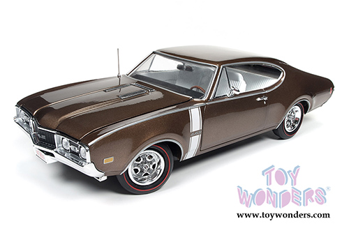 Auto World American Muscle - Oldsmobile&reg; 442&trade; W-30 Hard Top (1968, 1/18 scale diecast model car, Cinnamon Bronze) AMM1084