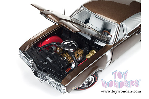 Auto World American Muscle - Oldsmobile&reg; 442&trade; W-30 Hard Top (1968, 1/18 scale diecast model car, Cinnamon Bronze) AMM1084