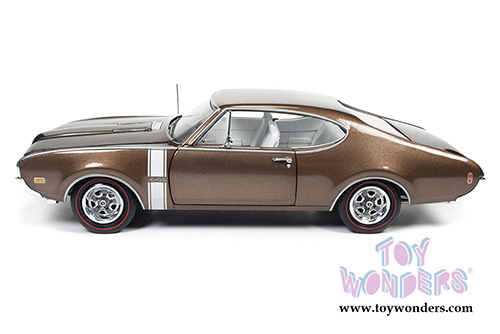 Auto World American Muscle - Oldsmobile&reg; 442&trade; W-30 Hard Top (1968, 1/18 scale diecast model car, Cinnamon Bronze) AMM1084