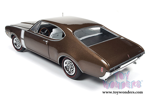 Auto World American Muscle - Oldsmobile&reg; 442&trade; W-30 Hard Top (1968, 1/18 scale diecast model car, Cinnamon Bronze) AMM1084