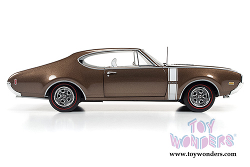 Auto World American Muscle - Oldsmobile&reg; 442&trade; W-30 Hard Top (1968, 1/18 scale diecast model car, Cinnamon Bronze) AMM1084