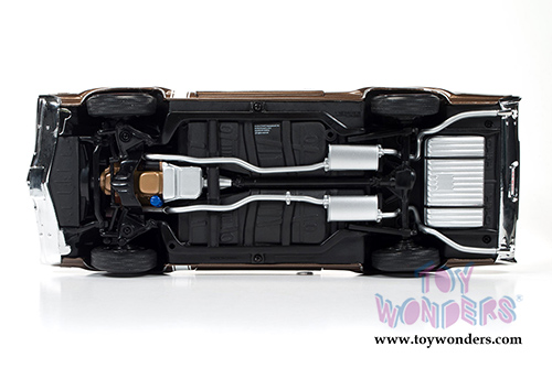 Auto World American Muscle - Oldsmobile&reg; 442&trade; W-30 Hard Top (1968, 1/18 scale diecast model car, Cinnamon Bronze) AMM1084