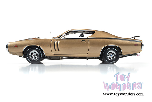 Auto World American Muscle - Dodge Charger R/T 50th Anniversary Hardtop (1971, 1/18 scale diecast model car, Gold) AMM1086