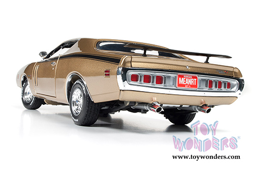 Auto World American Muscle - Dodge Charger R/T 50th Anniversary Hardtop (1971, 1/18 scale diecast model car, Gold) AMM1086