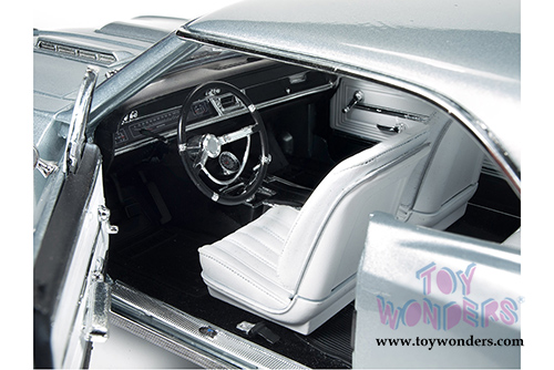 Auto World American Muscle - Chevy Chevelle SS Hard Top (1966, 1/18 scale diecast model car, Chateau Slate) AMM1090