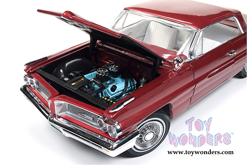 Auto World - American Muscle | Pontiac&reg; Grand Prix&trade; Hard Top (1962, 1/18 scale diecast model car, Belmar Burgundy) AMM1097
