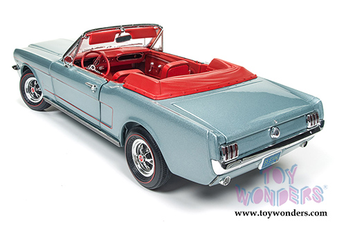 Auto World - American Muscle | Ford Mustang Convertible (1965, 1/18 scale diecast model car, Silver Smoke Gray) AMM1103