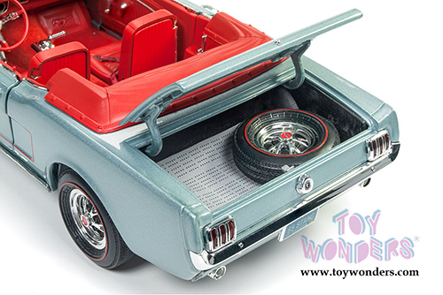 Auto World - American Muscle | Ford Mustang Convertible (1965, 1/18 scale diecast model car, Silver Smoke Gray) AMM1103