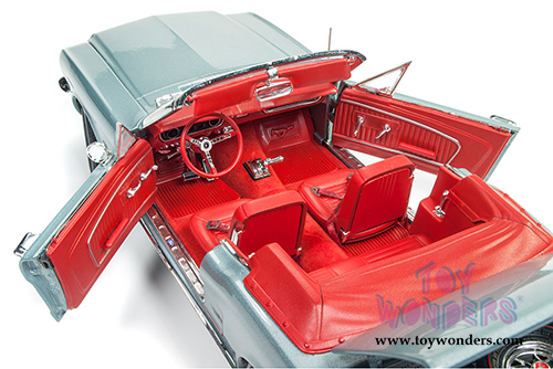 Auto World - American Muscle | Ford Mustang Convertible (1965, 1/18 scale diecast model car, Silver Smoke Gray) AMM1103