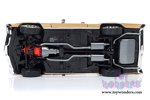 Auto World American Muscle - Hemmings Muscle Machines | Buick&reg; Skylark GS Stage 1 Hardtop (1970, 1/18 scale diecast model car, Gold) AMM1105