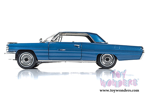 Auto World - Pontiac&reg; Grand Prix&trade; Hardtop (1962, 1/18 scale diecast model car, Ensign Blue) AMM1122