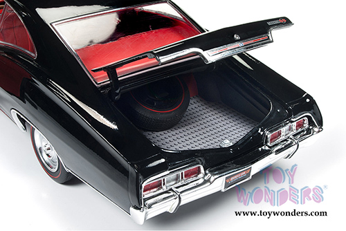 Auto World - American Muscle | Chevy&reg; Impala&trade; SS&trade; 427 Hard Top (1967, 1/18 scale diecast model car, Tuxedo Black) AMM1129