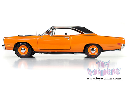 Auto World - American Muscle | Plymouth Road Runner Hard Top Looney Tunes&trade; 50th Anniversary (1969, 1/18 scale diecast model car, Omaha Orange) AMM1131