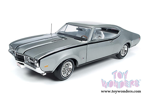 Auto World - American Muscle | Oldsmobile&reg; Cutlass&trade; Hurst/Olds Hardtop Class of  '68 (1968, 1/18 scale diecast model car, Silver/Black) AMM1143