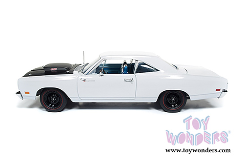 Auto World American Muscle - Hemmings Muscle Machines | Plymouth Roadrunner Hardtop Looney Tunes&trade; (1969½, 1/18 scale diecast model car, White) AMM1147