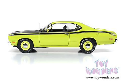 Auto World - American Muscle - Plymouth Duster 340 Hardtop Muscle Car & Corvette Nationals (MCACN) (1971, 1/18 scale diecast model car, Green) AMM1154