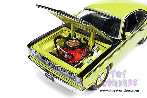 Auto World - American Muscle - Plymouth Duster 340 Hardtop Muscle Car & Corvette Nationals (MCACN) (1971, 1/18 scale diecast model car, Green) AMM1154