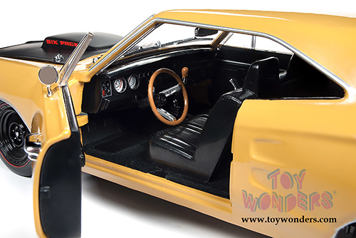 Auto World - American Muscle | Dodge Coronet Super Bee Hardtop Class of '69 50th Anniversary (1969, 1/18 scale diecast model car, Butterscotch) AMM1173