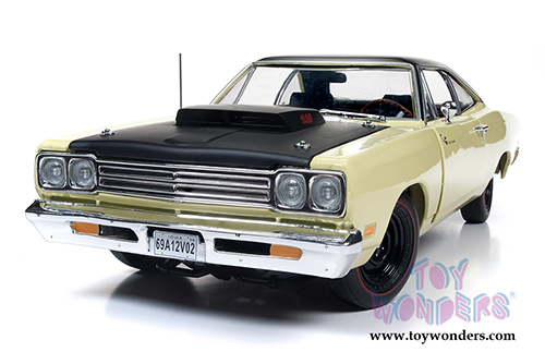 Auto World - American Muscle | Plymouth Road Runner Hardtop Class of '69 50th Anniversary (1969, 1/18 scale diecast model car, Sunfire Yellow/Black) AMM1179