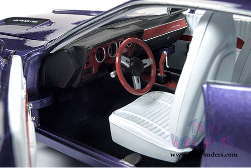 Auto World - American Muscle - Plymouth Road Runner Hardtop Muscle Car & Corvette Nationals (MCACN) (1971, 1/18 scale diecast model car, Violet) AMM1182