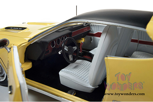 Auto World - American Muscle - Plymouth GTX Hardtop Muscle Car & Corvette Nationals (MCACN) (1971, 1/18 scale diecast model car, Lemon Twist) AMM1186