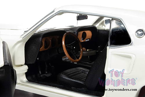 Auto World - American Muscle | Ford Mustang Fastback Boss 429 Hardtop Class of '69 50th Anniversary (1969, 1/18 scale diecast model car, Wimbledon White) AMM1196