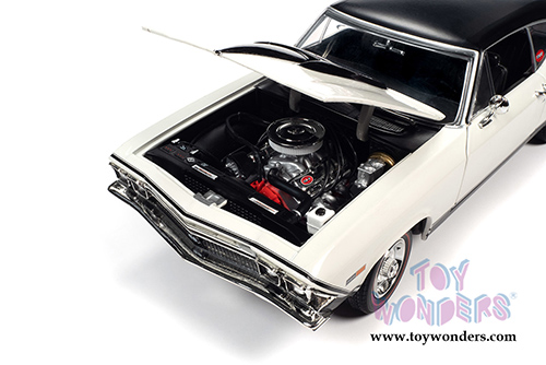 Auto World American Muscle - Chevrolet&reg; Nickey&reg; Chevelle&reg; Hardtop (1968, 1/18 scale diecast model car, Ermine White/Black) AMM1201
