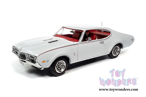 Auto World - American Muscle - Oldsmobile Cutlass S W31 Hardtop Muscle Car & Corvette Nationals (MCACN) (1968, 1/18 scale diecast model car, White) AMM1208